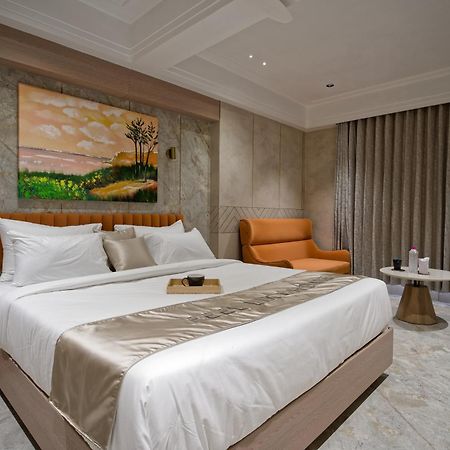 Golden Plaza Hotel Ahmedabad Buitenkant foto