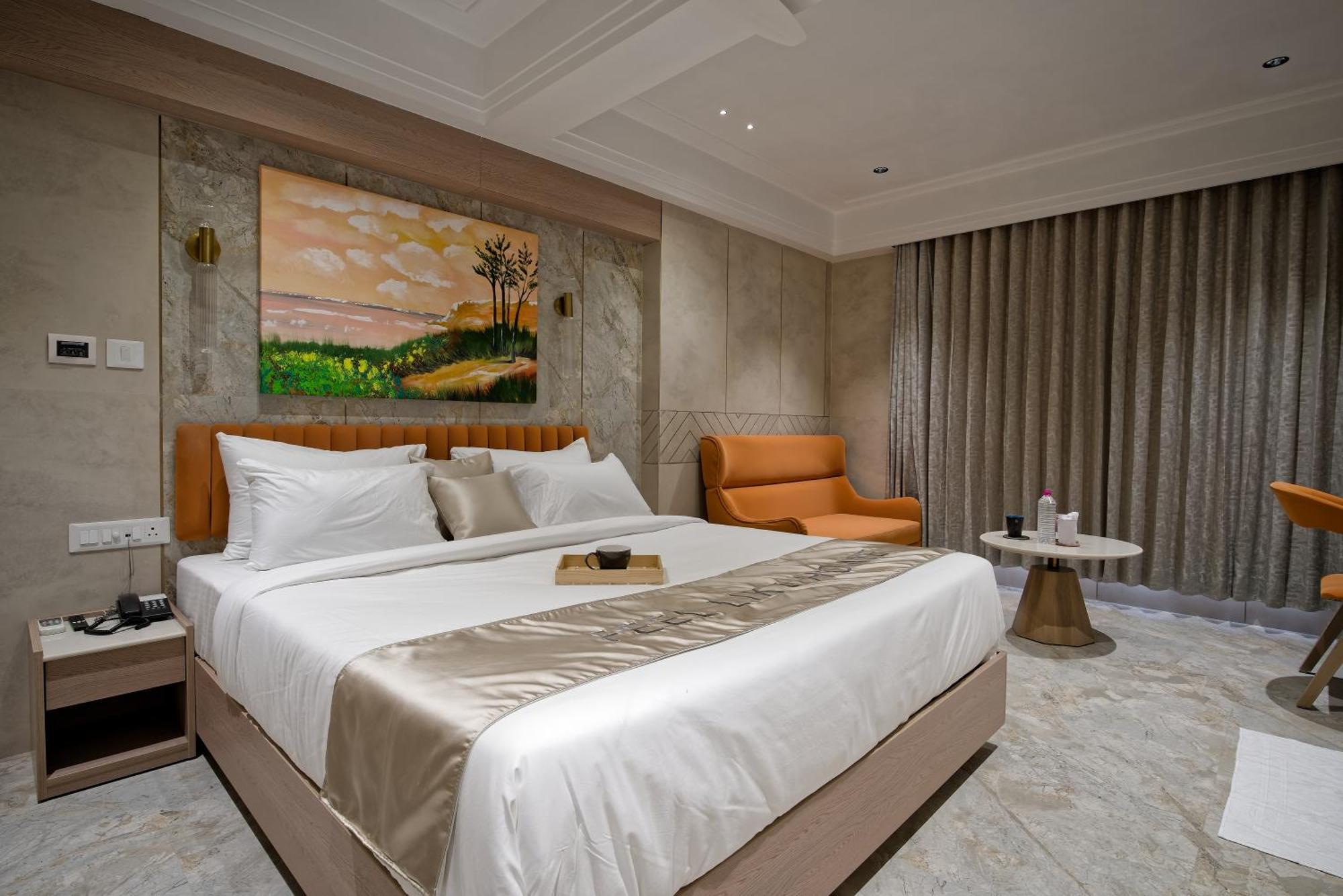 Golden Plaza Hotel Ahmedabad Buitenkant foto