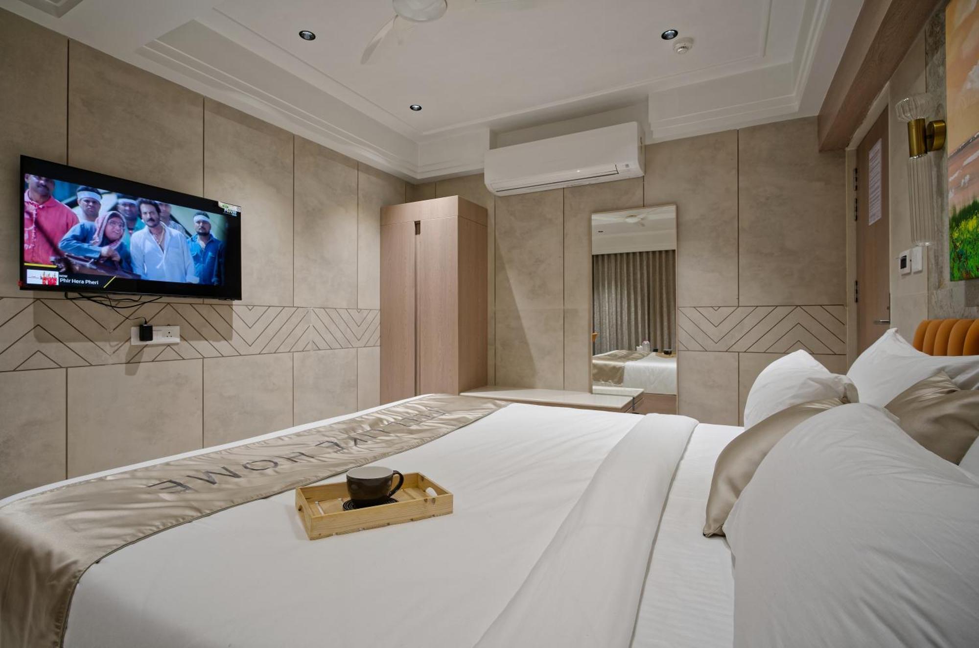 Golden Plaza Hotel Ahmedabad Buitenkant foto