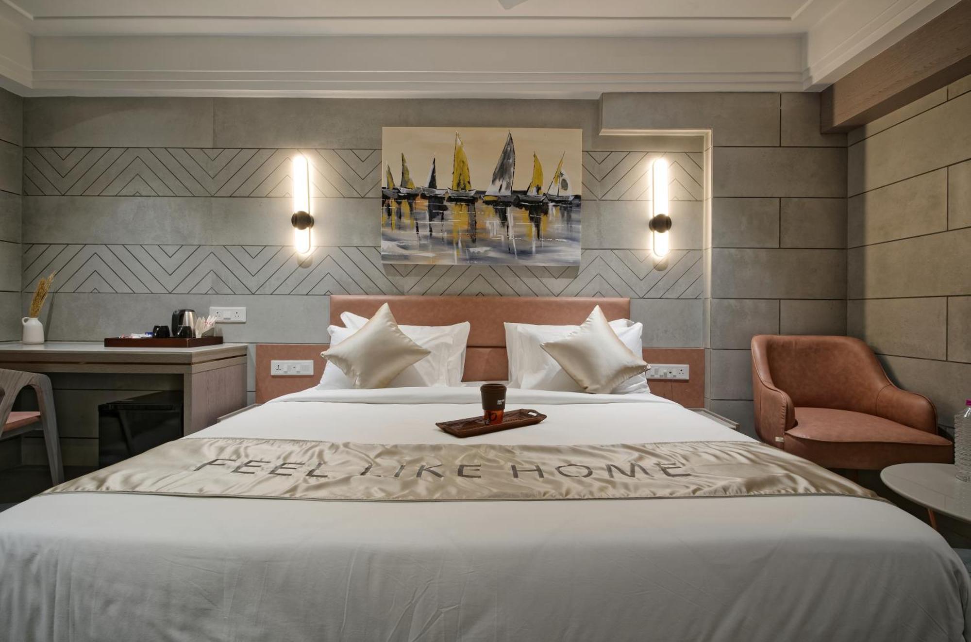 Golden Plaza Hotel Ahmedabad Buitenkant foto