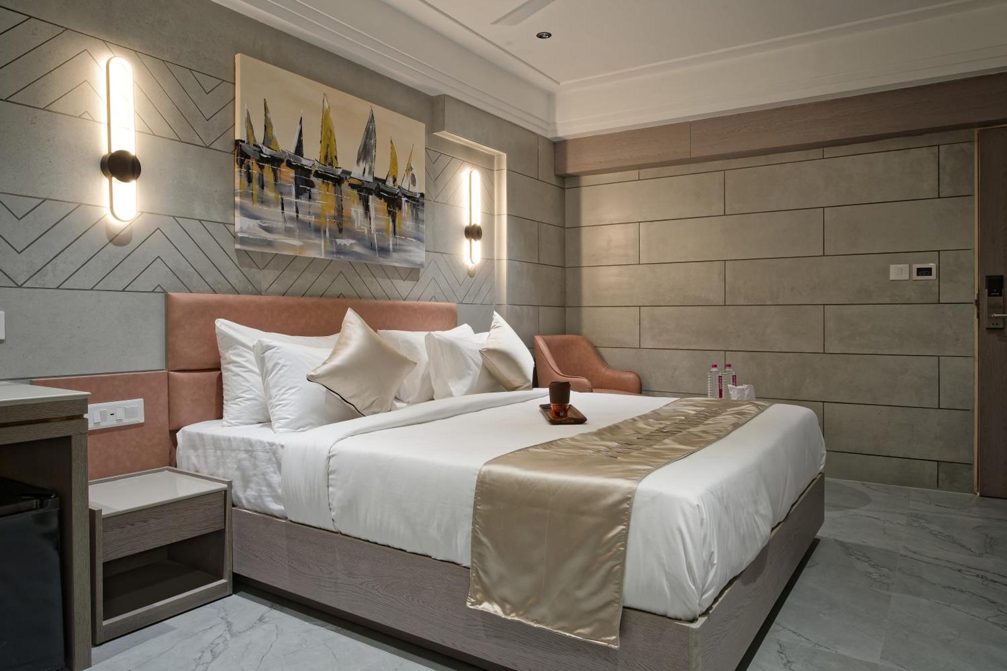 Golden Plaza Hotel Ahmedabad Buitenkant foto
