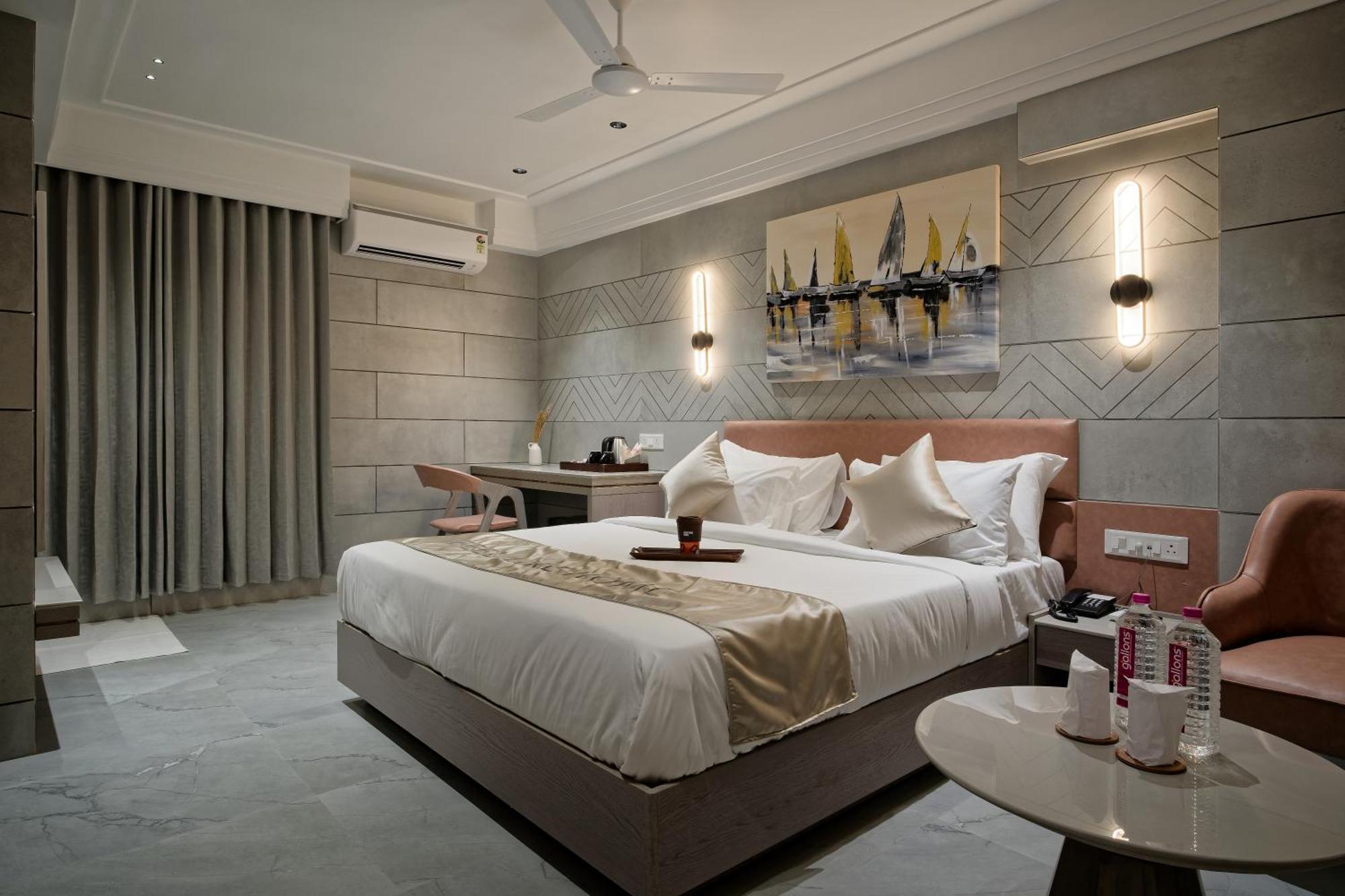 Golden Plaza Hotel Ahmedabad Buitenkant foto