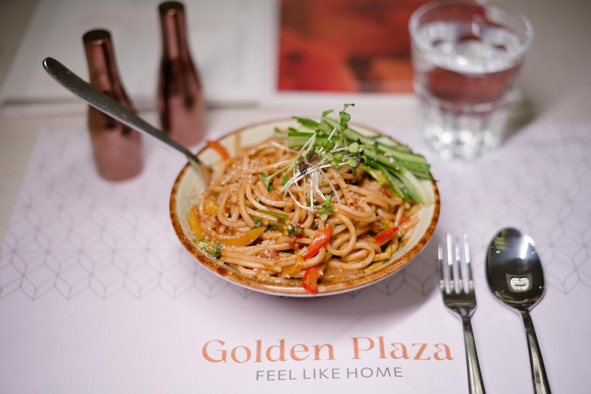 Golden Plaza Hotel Ahmedabad Buitenkant foto