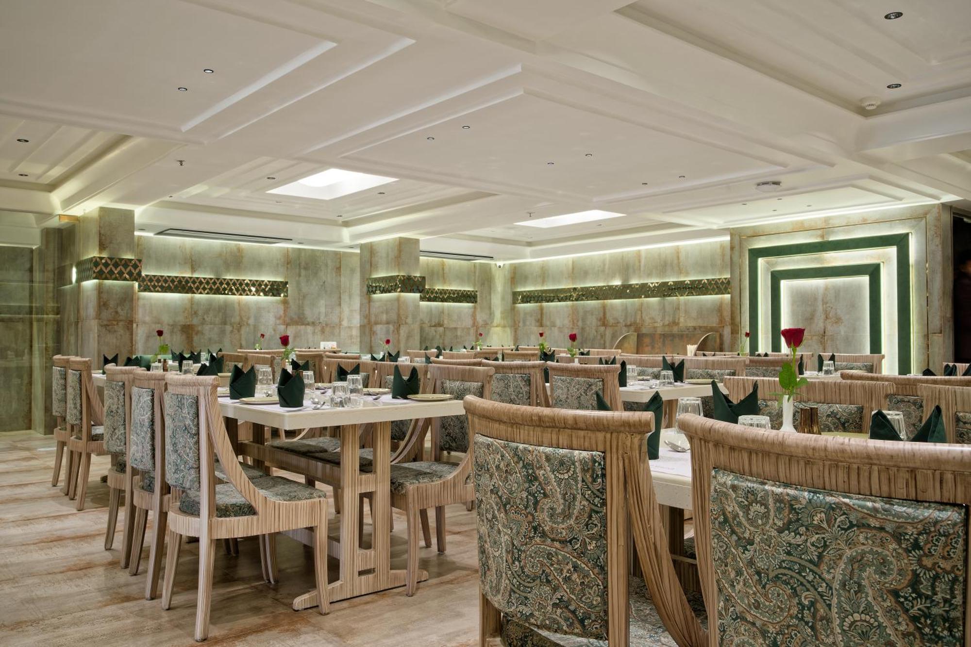 Golden Plaza Hotel Ahmedabad Buitenkant foto