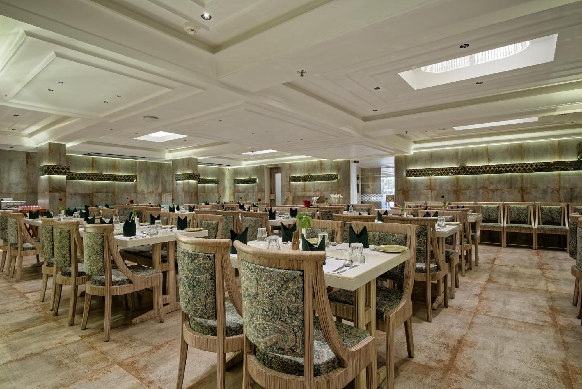 Golden Plaza Hotel Ahmedabad Buitenkant foto