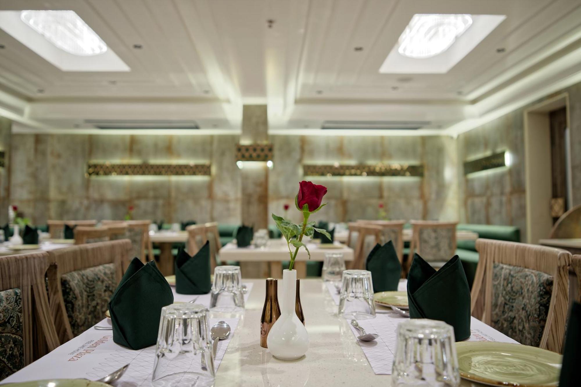 Golden Plaza Hotel Ahmedabad Buitenkant foto
