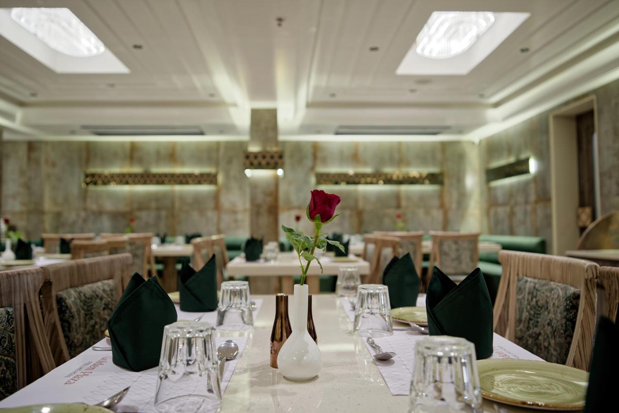 Golden Plaza Hotel Ahmedabad Buitenkant foto