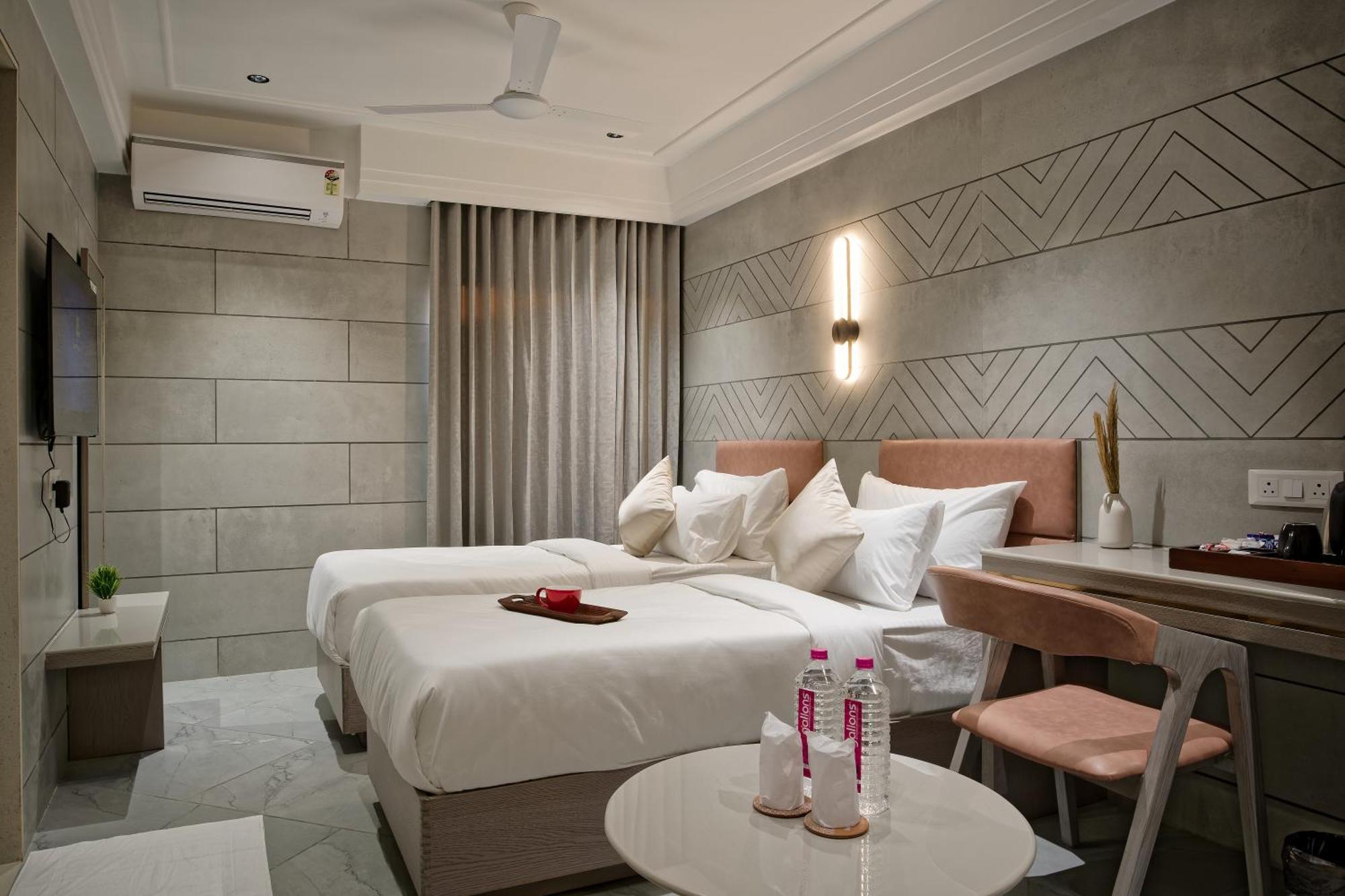 Golden Plaza Hotel Ahmedabad Buitenkant foto