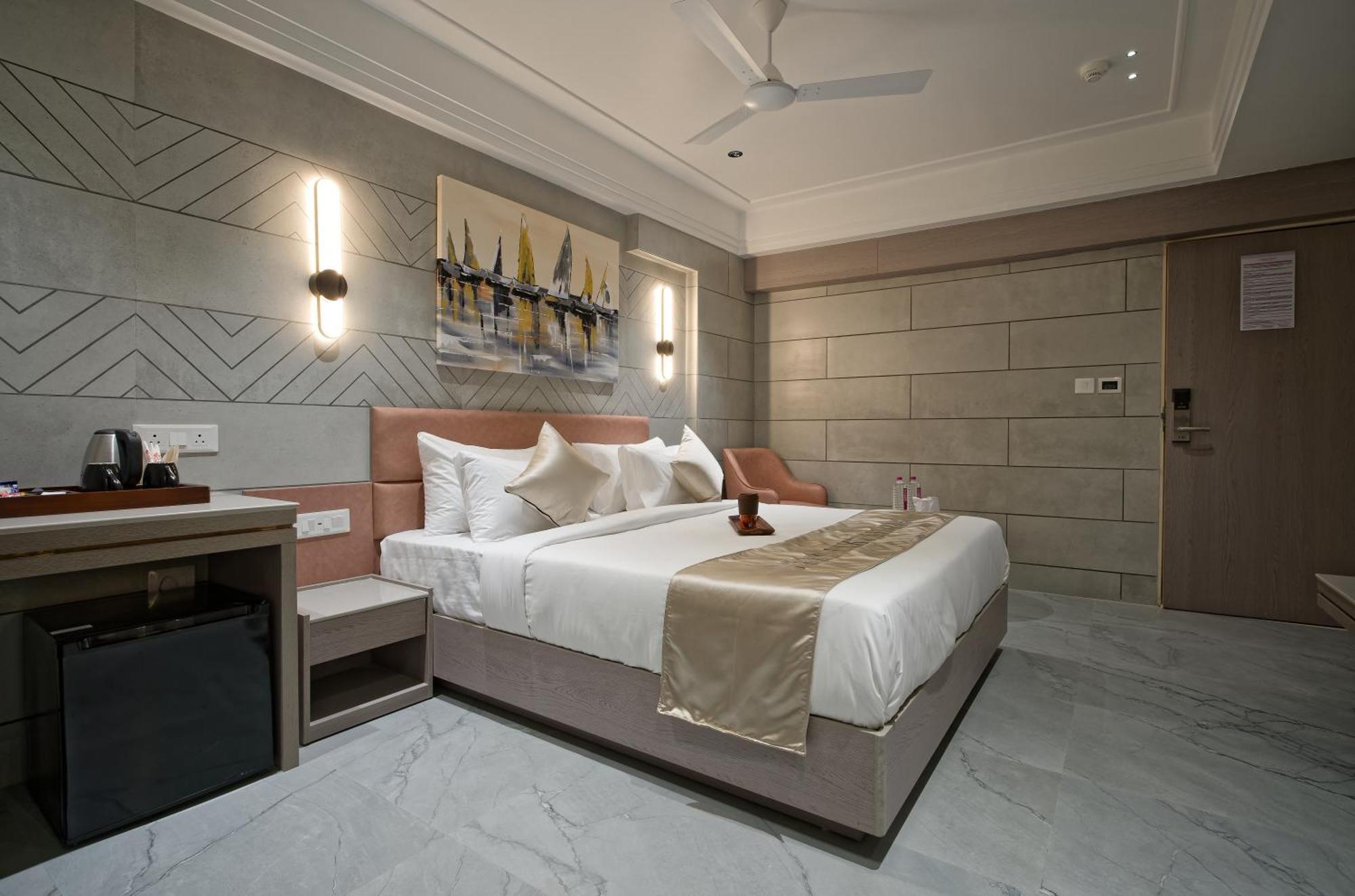 Golden Plaza Hotel Ahmedabad Buitenkant foto