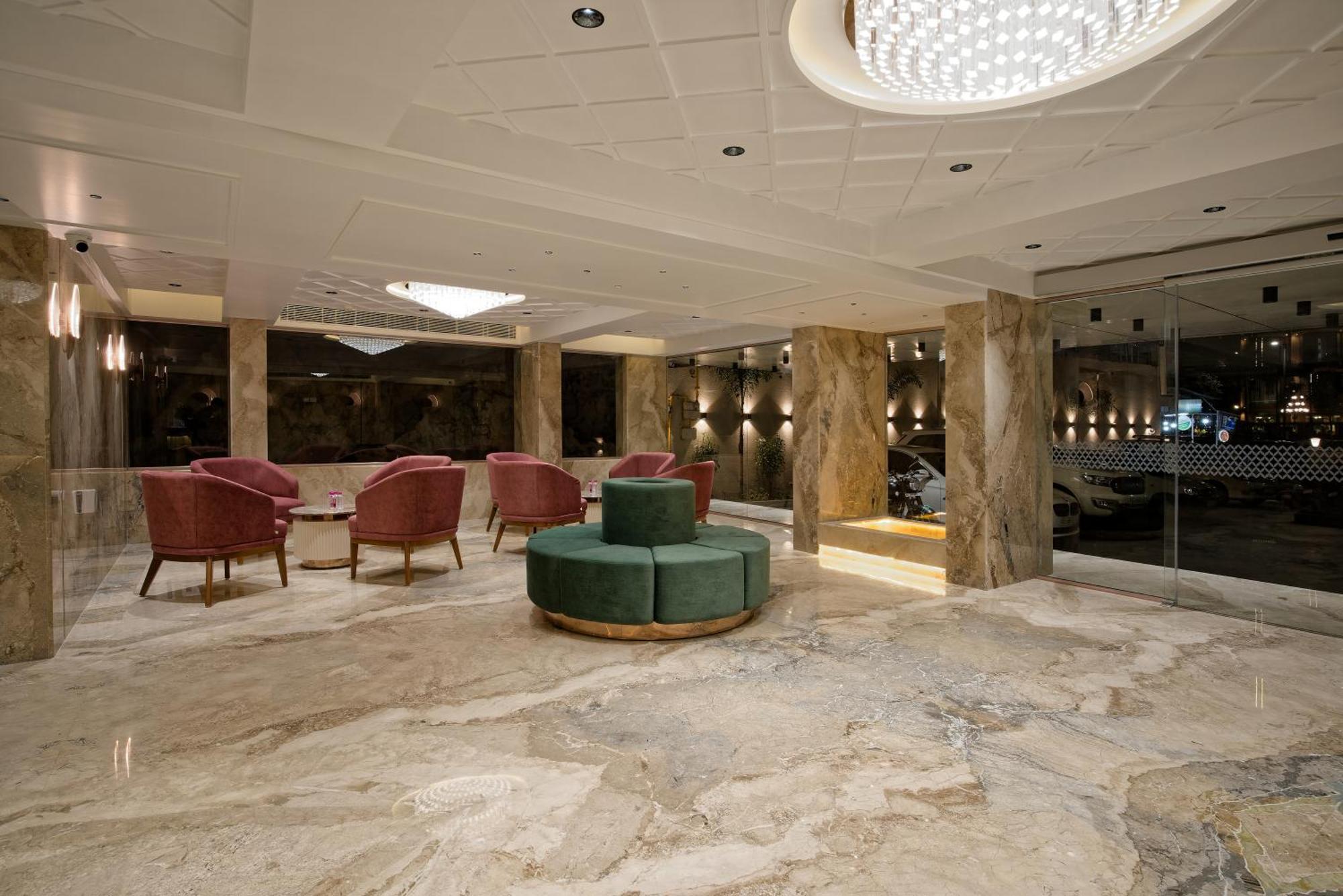 Golden Plaza Hotel Ahmedabad Buitenkant foto