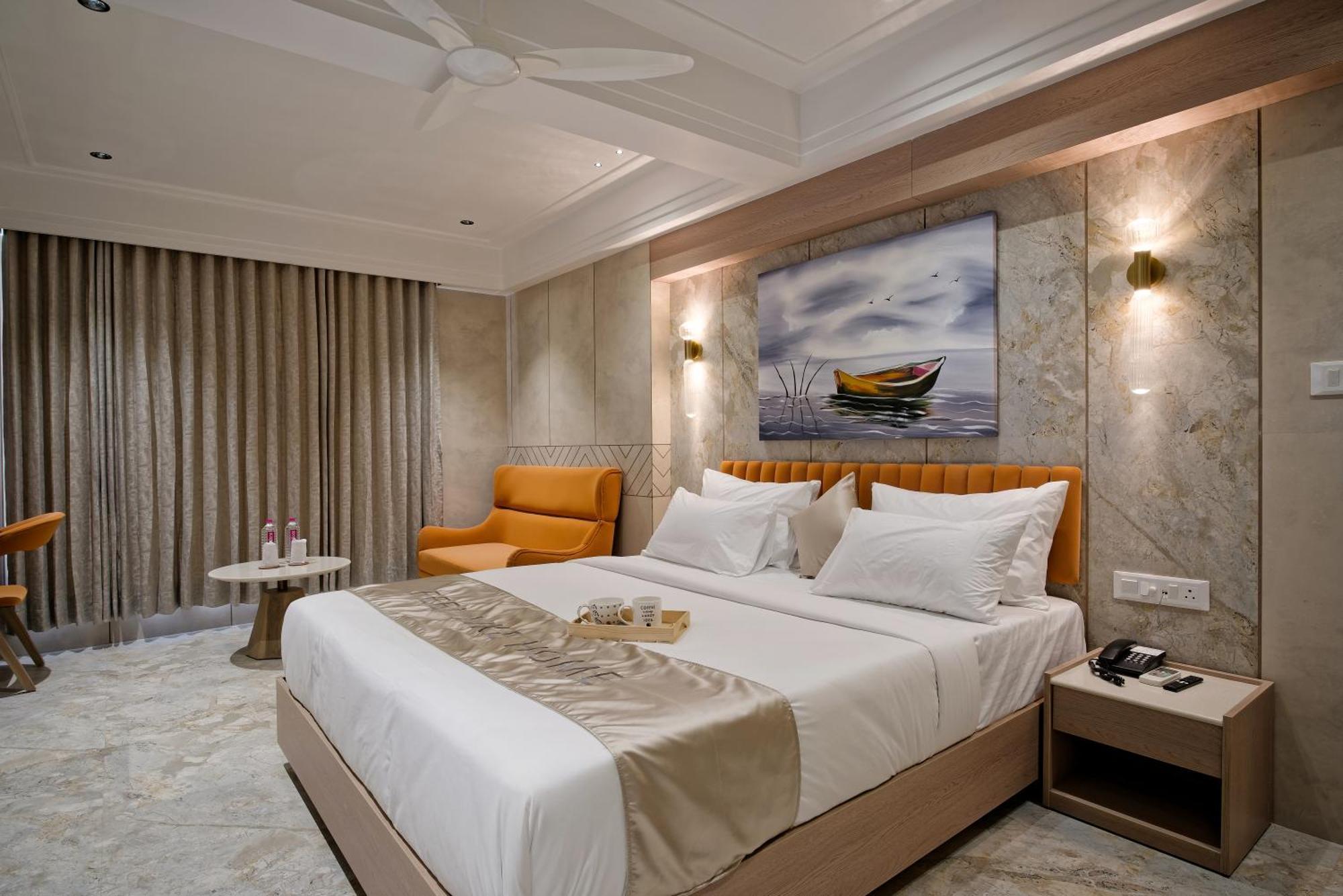 Golden Plaza Hotel Ahmedabad Buitenkant foto